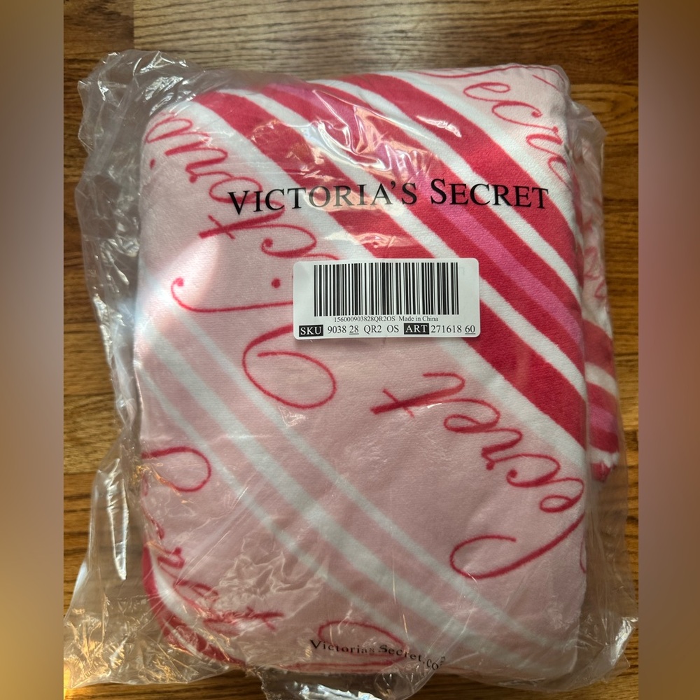 NWT Victoria’s Secret Plush Tote & Fleece Throw - Picture 2 of 5